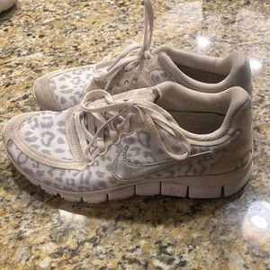Nike White Leopard Running shoes size 7